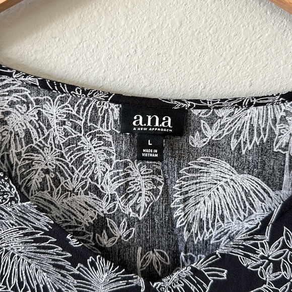 a.n.a. Black & White Flowy Short Sleeve Leaf Patterned Blouse Large - Picture 4 of 9